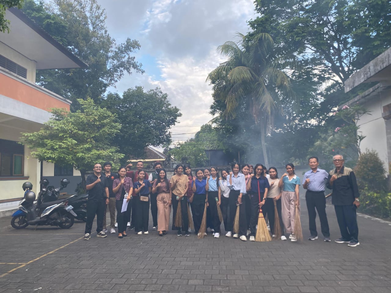 Kerja bakti dalam rangka World Cleanup Day